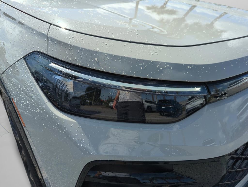 Certified 2025 Volkswagen Tiguan SE R-Line image 17