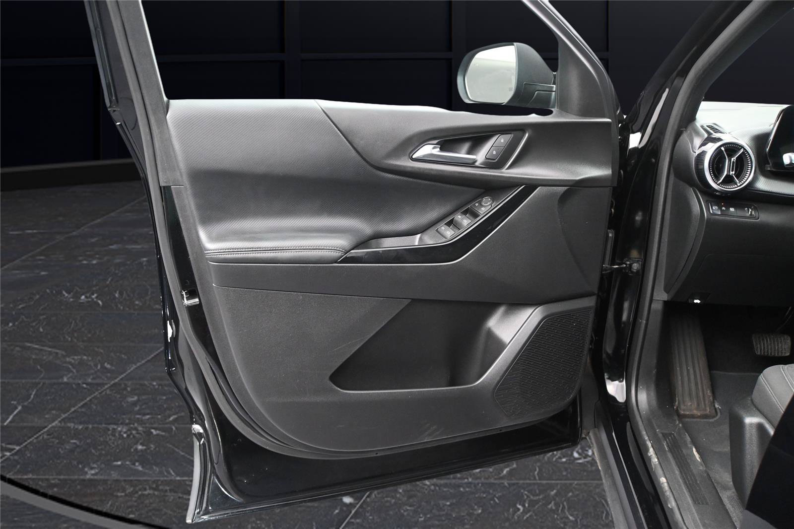 Used 2025 Chevrolet Equinox LT w/ Safety and Technology Package FWD image 8