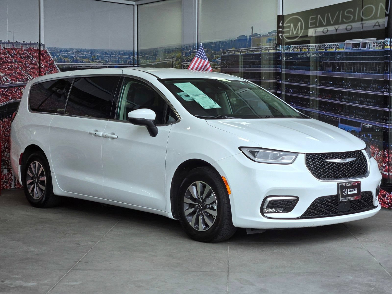 Used 2023 Chrysler Pacifica Touring-L FWD image 1
