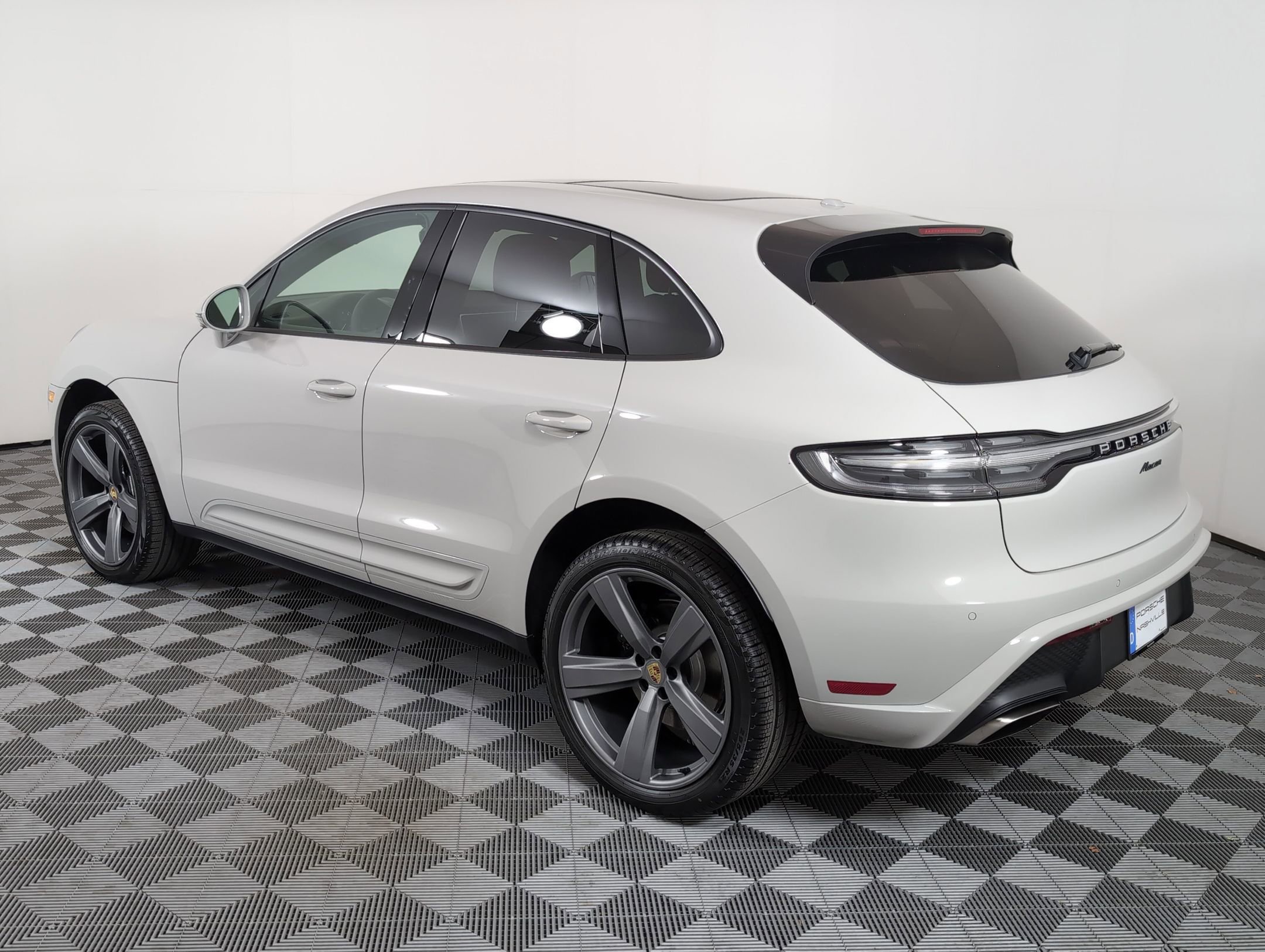 Used 2025 Porsche Macan image 3