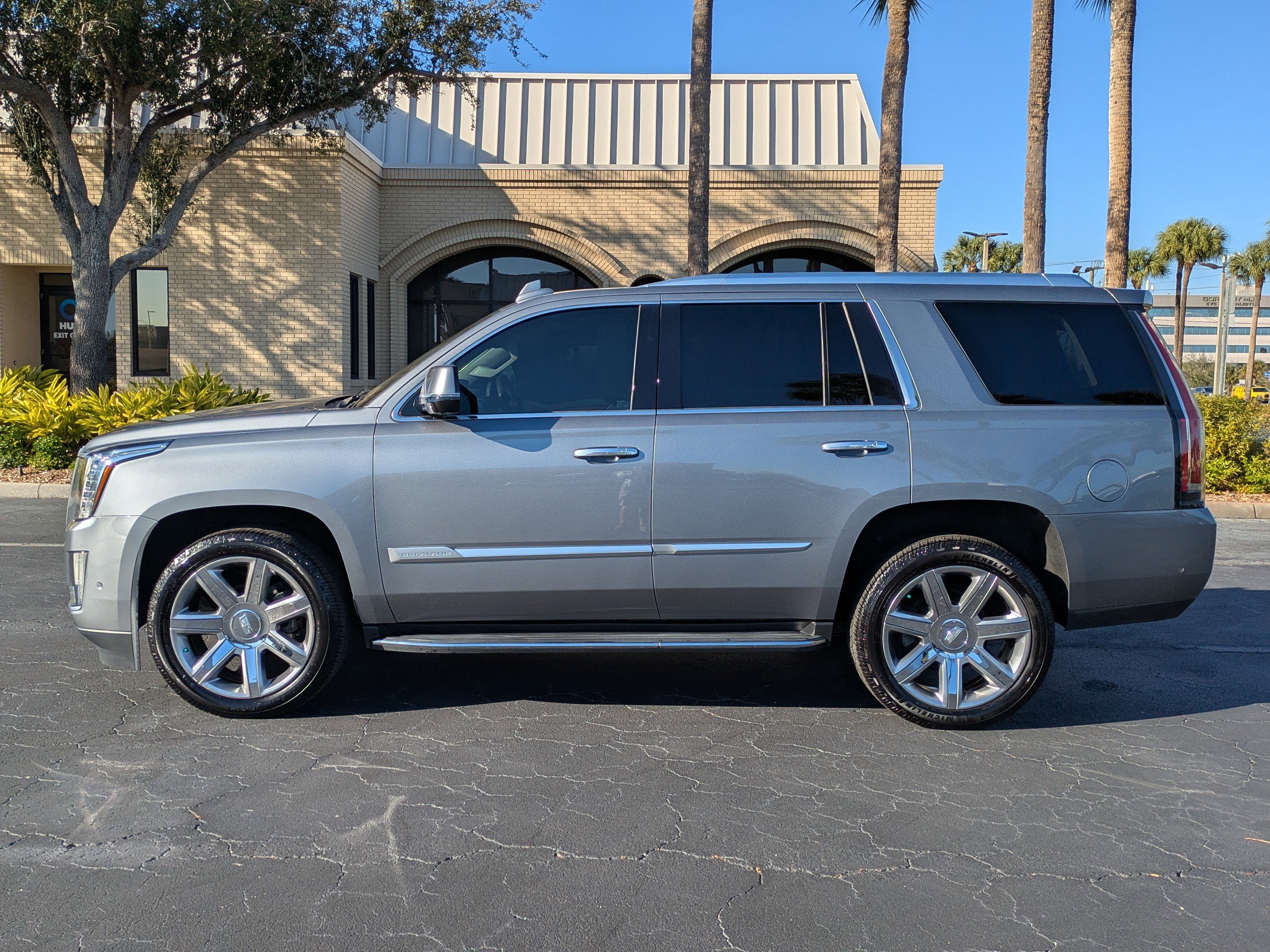 Used 2019 Cadillac Escalade Luxury image 3