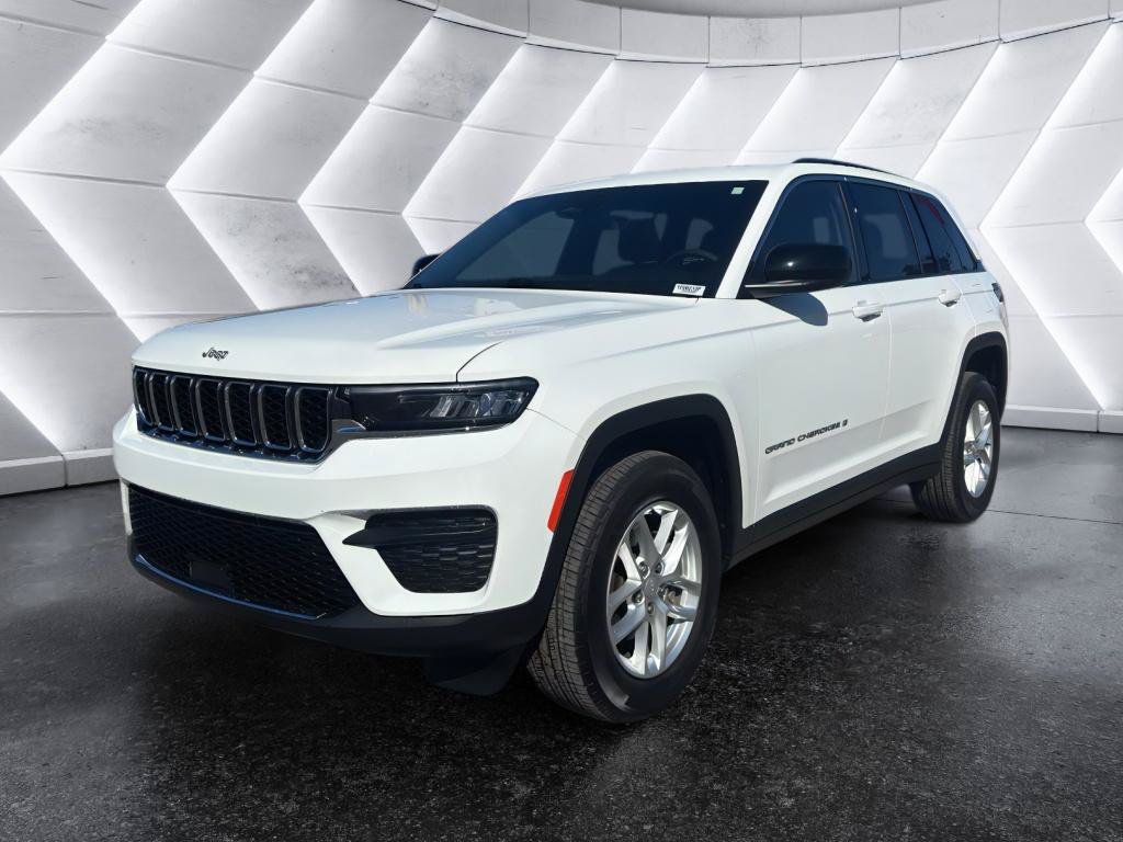 Used 2025 Jeep Grand Cherokee Laredo X RWD image 3