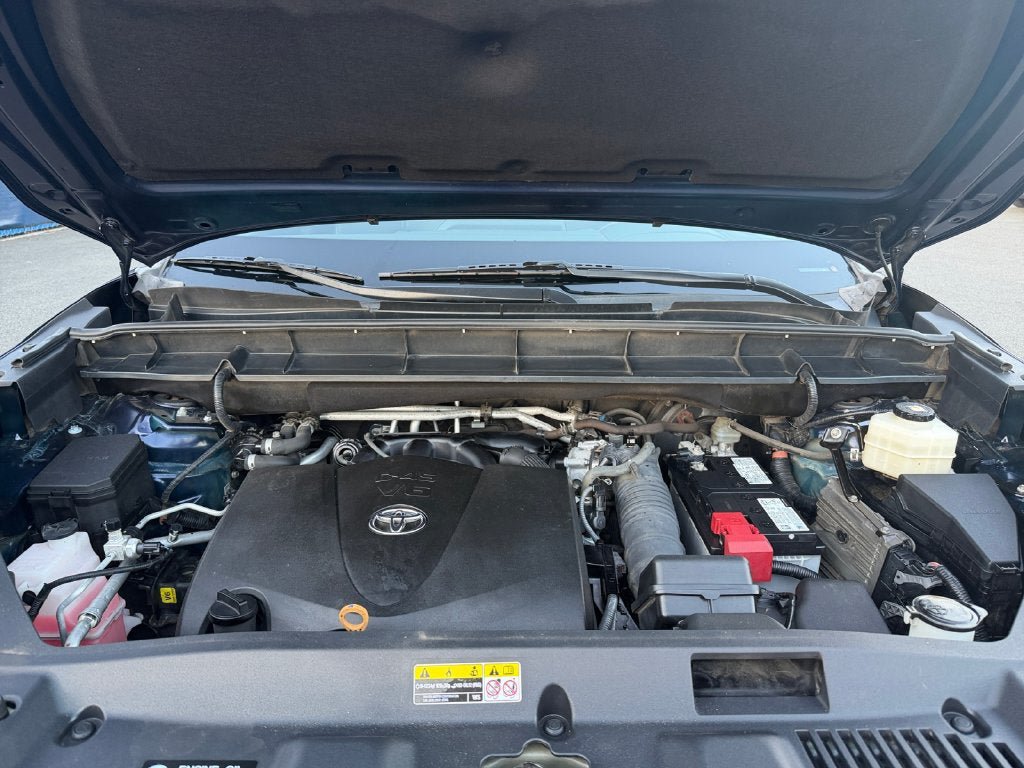 Used 2021 Toyota Highlander XLE AWD/4WD image 30