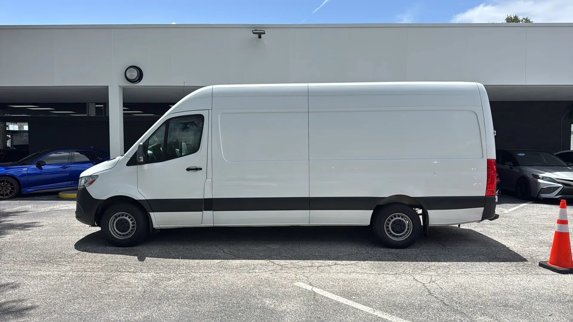 Used 2021 Freightliner Sprinter 2500 RWD image 2