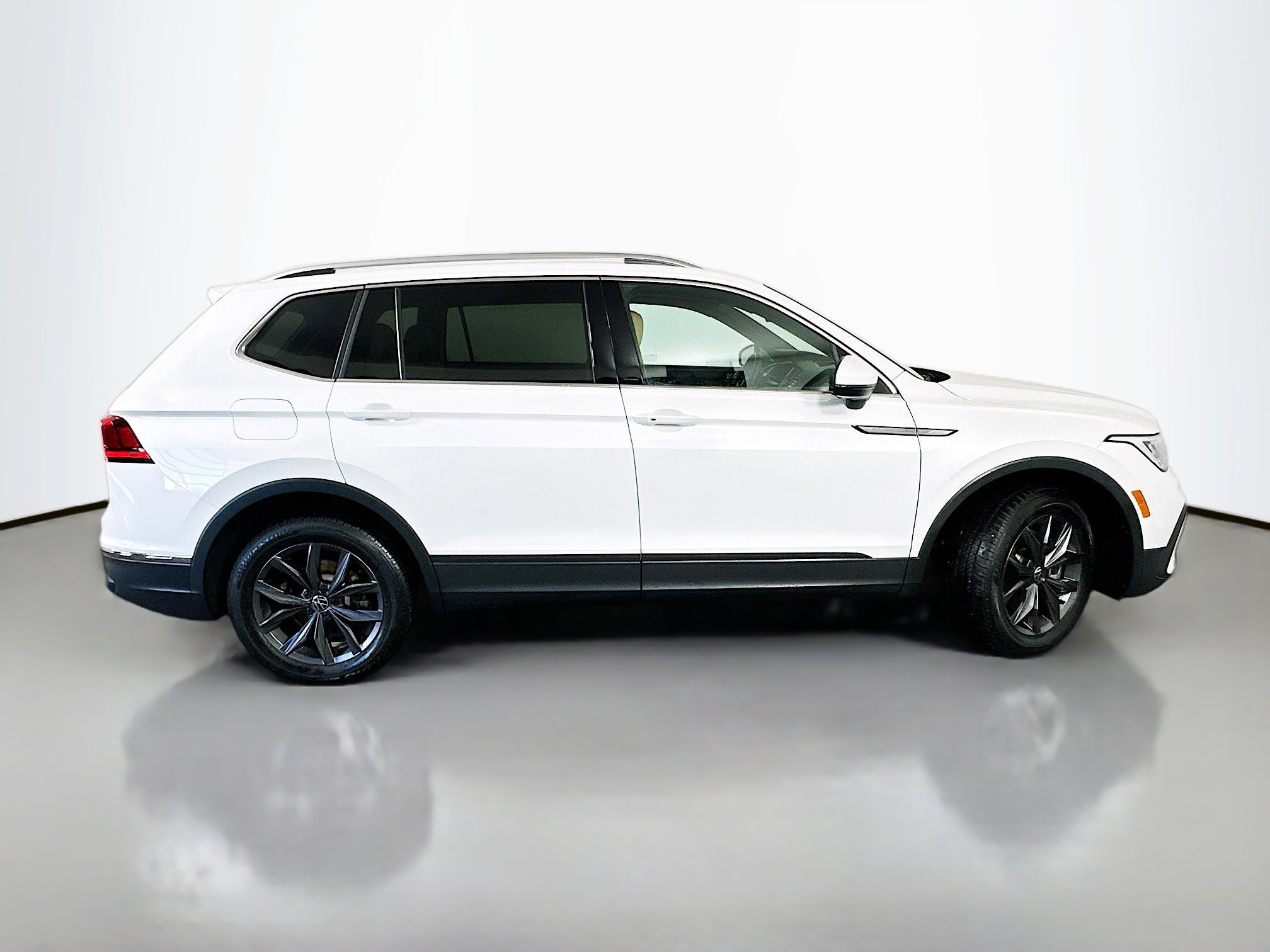 Used 2023 Volkswagen Tiguan SE AWD/4WD image 8