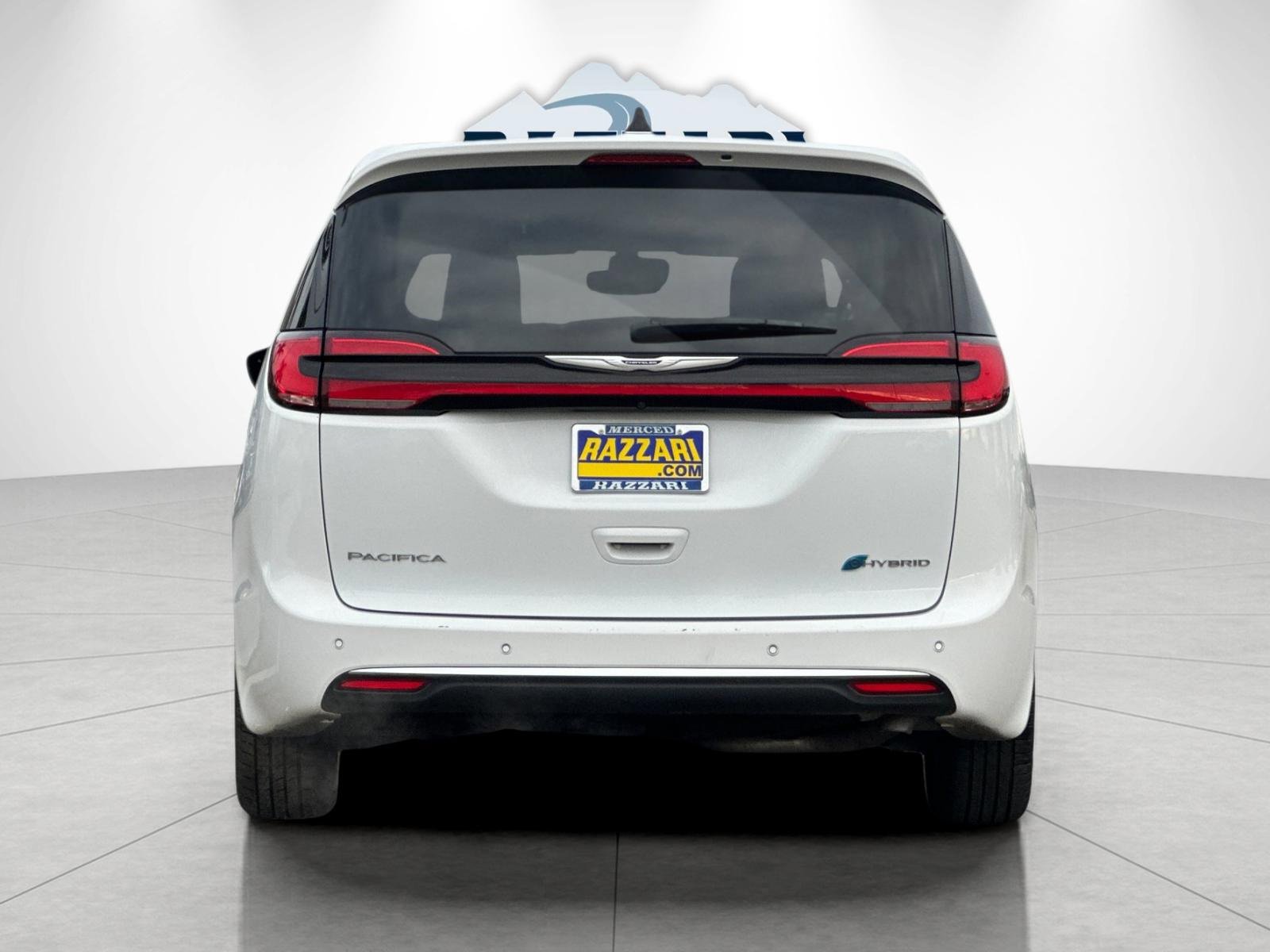 Used 2023 Chrysler Pacifica Touring-L image 4