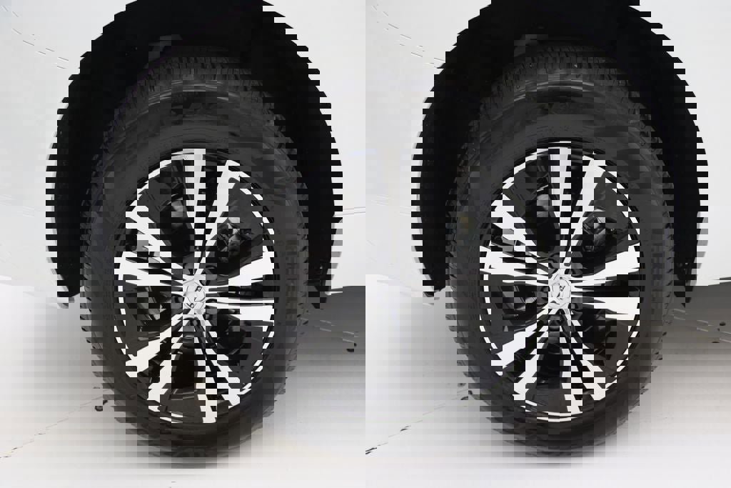 Used 2025 Volvo XC60 B5 Core image 10