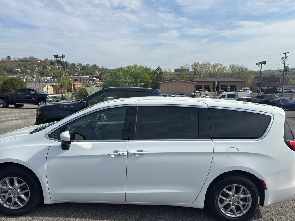 Used 2023 Chrysler Voyager LX image 8