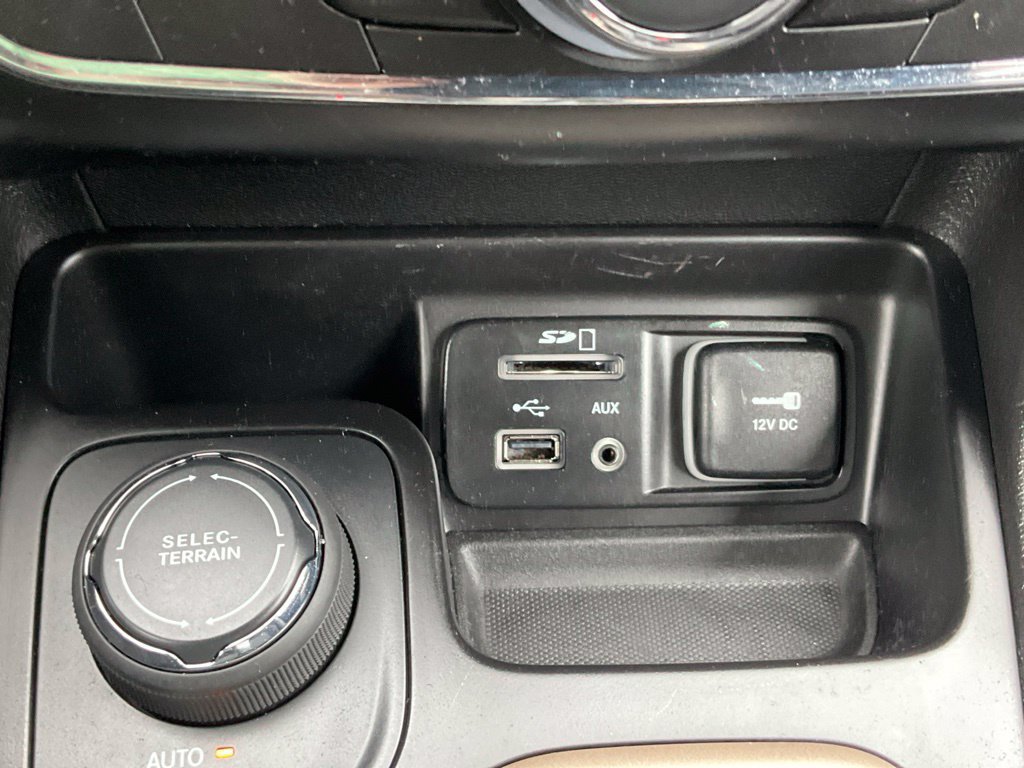 Used 2017 Jeep Cherokee Latitude w/ Cold Weather Group AWD/4WD image 21