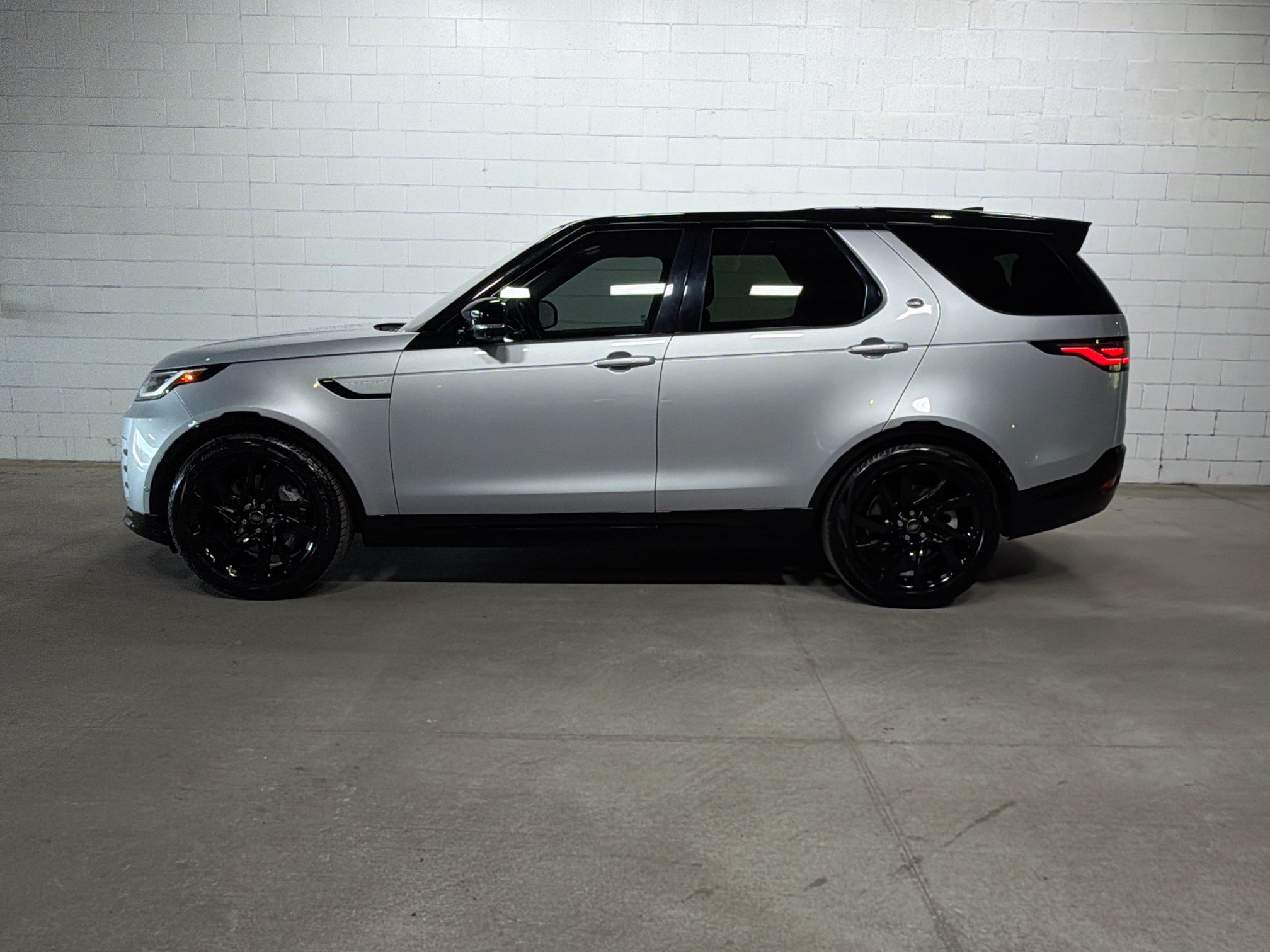 Used 2023 Land Rover Discovery HSE R-Dynamic AWD/4WD image 2
