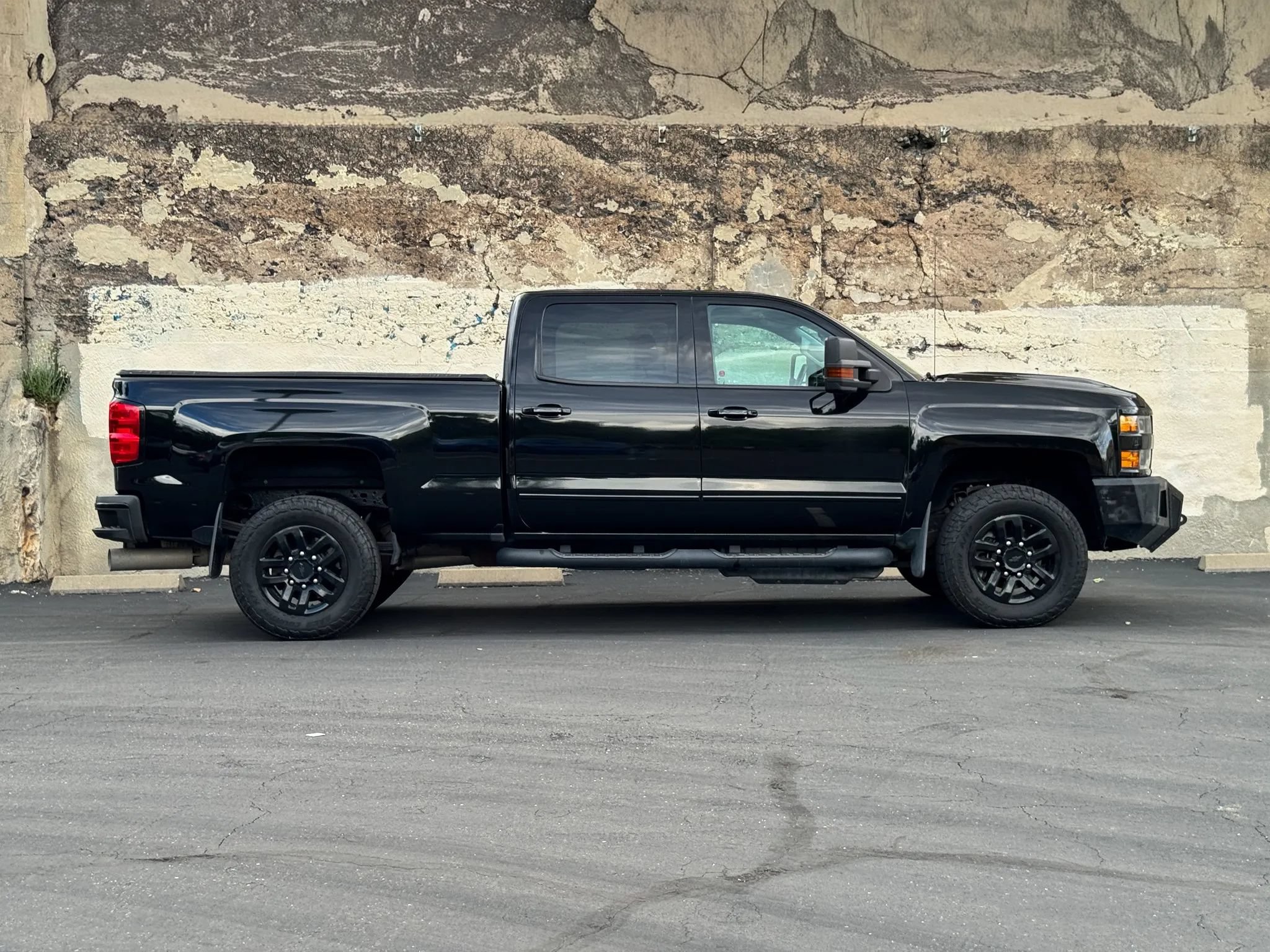 Used 2018 Chevrolet Silverado 2500 LTZ w/ Midnight Edition AWD/4WD image 4