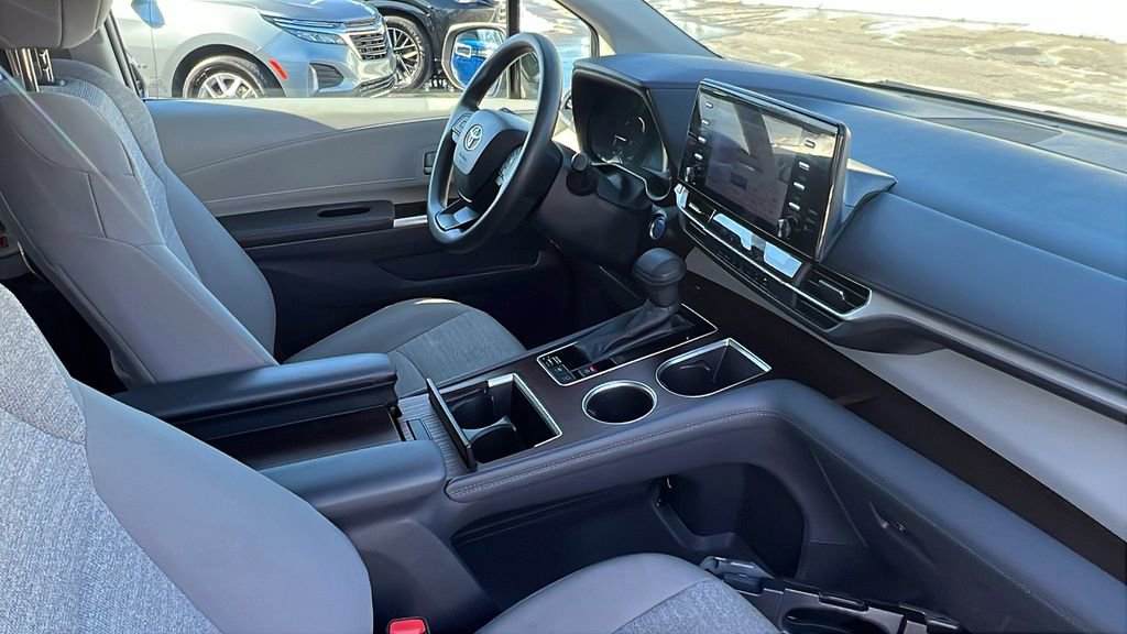 Used 2024 Toyota Sienna LE image 10