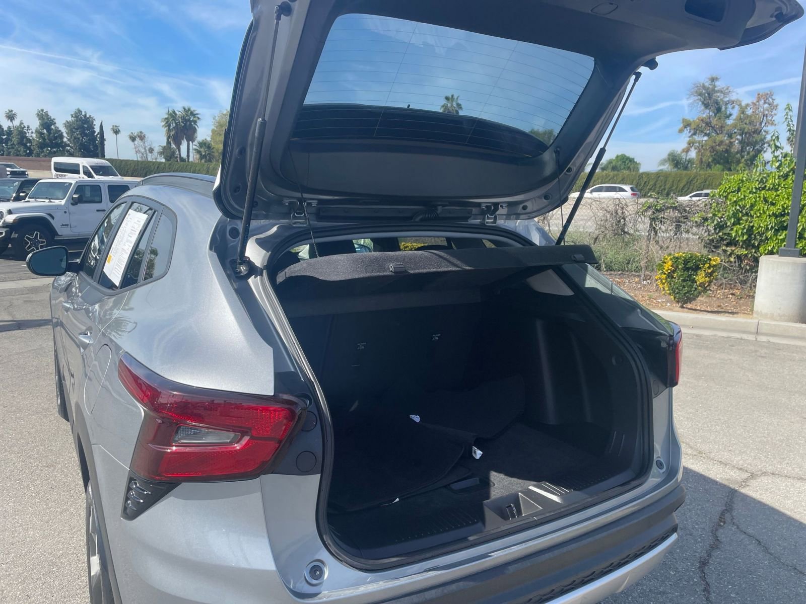 Used 2025 Chevrolet Trax LT w/ LT Convenience Package image 36