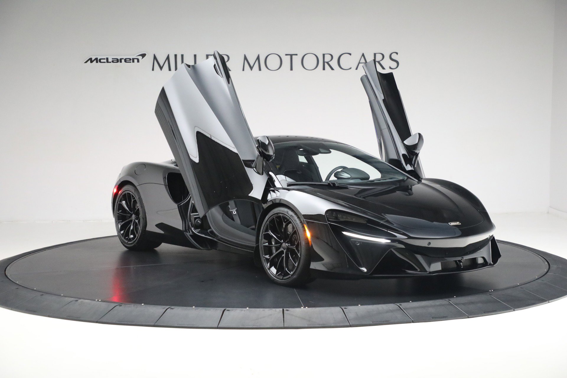 Used 2025 McLaren Artura image 17