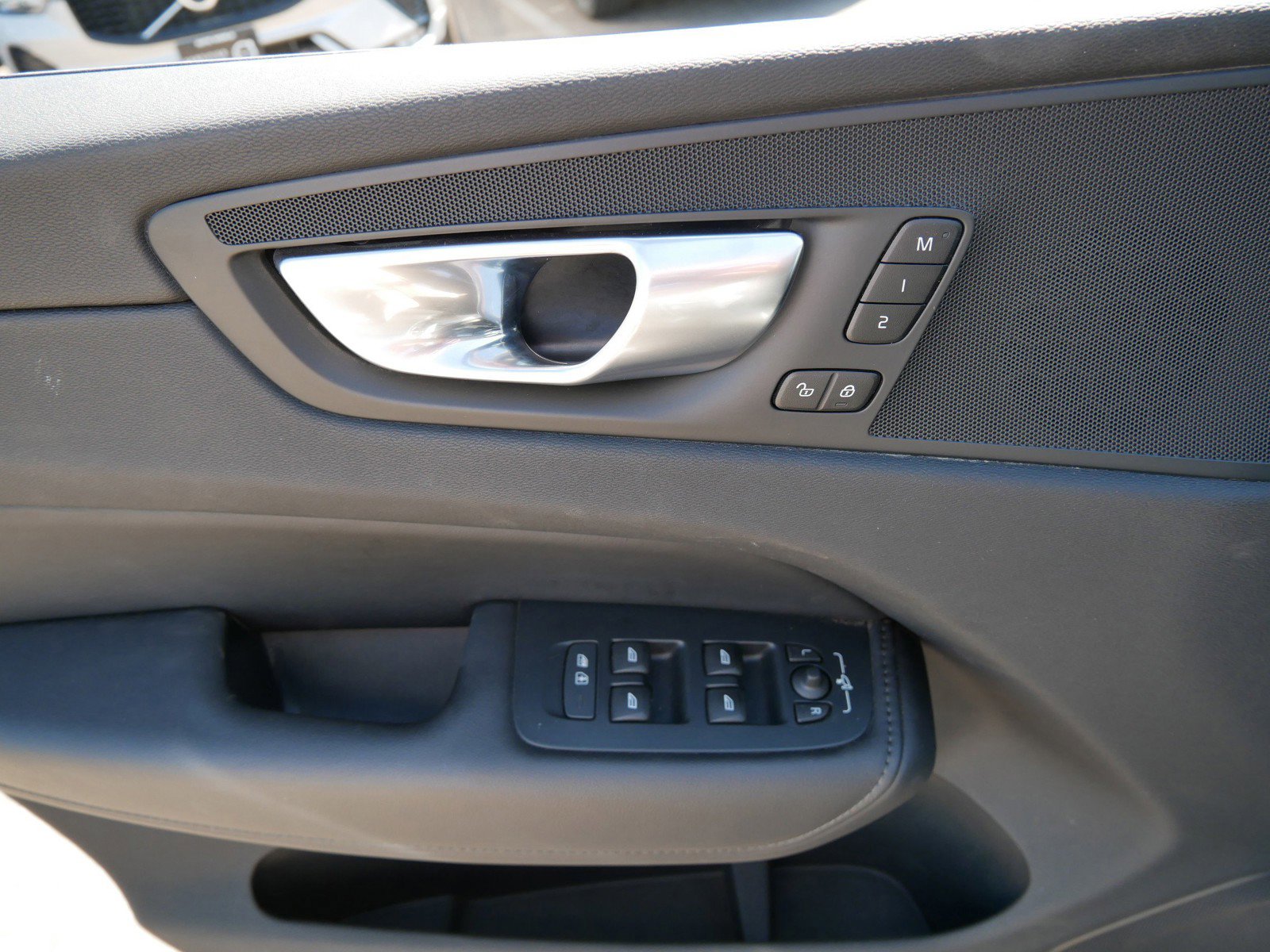 Certified 2025 Volvo XC60 B5 Plus AWD/4WD image 17