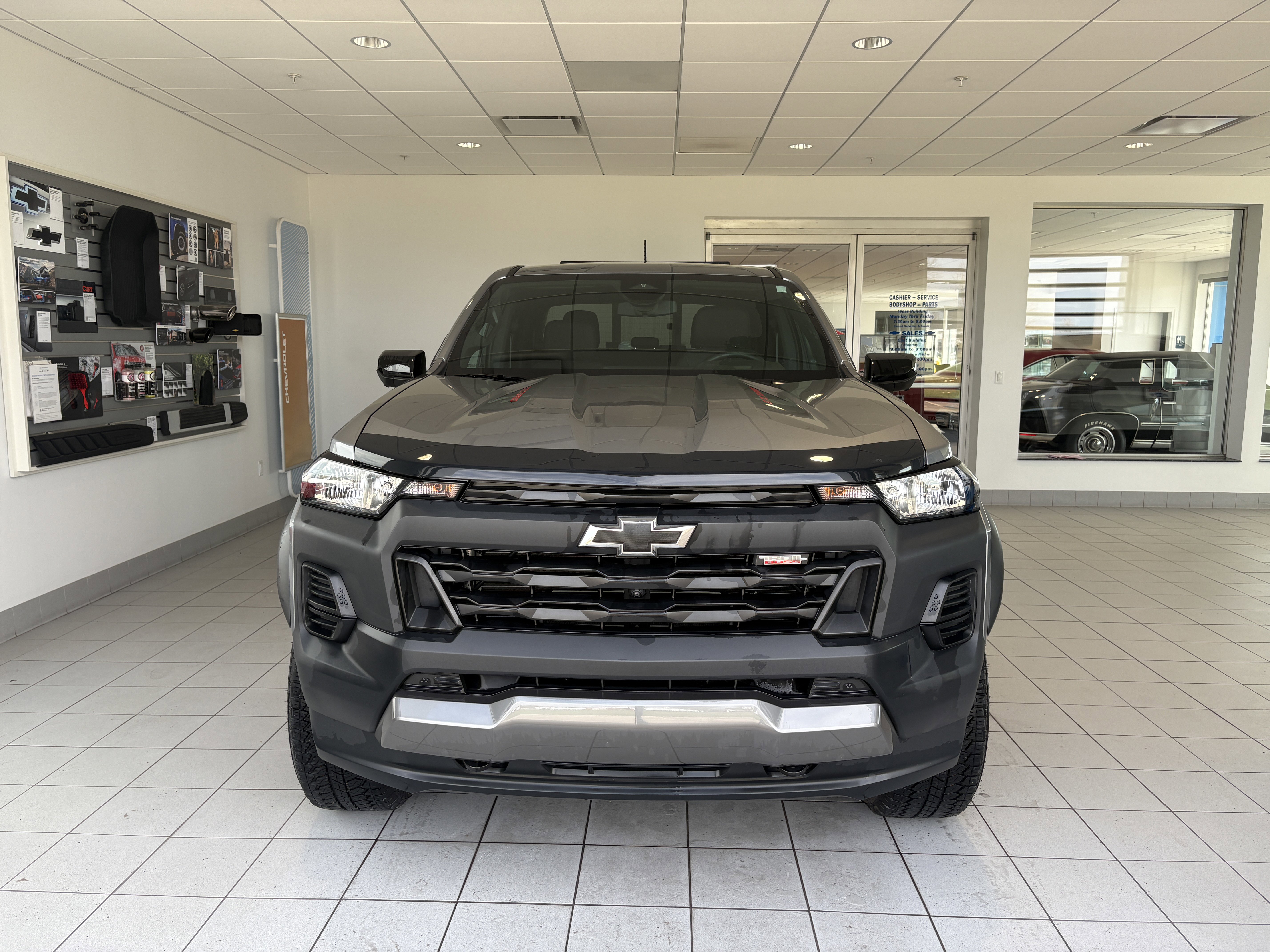 Used 2025 Chevrolet Colorado Trail Boss w/ Midnight Edition image 7