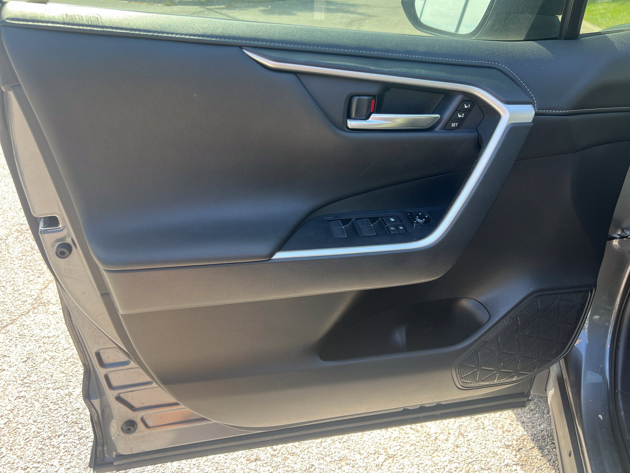 Used 2019 Toyota RAV4 Limited w/ Advanced Technology Package FWD image 10