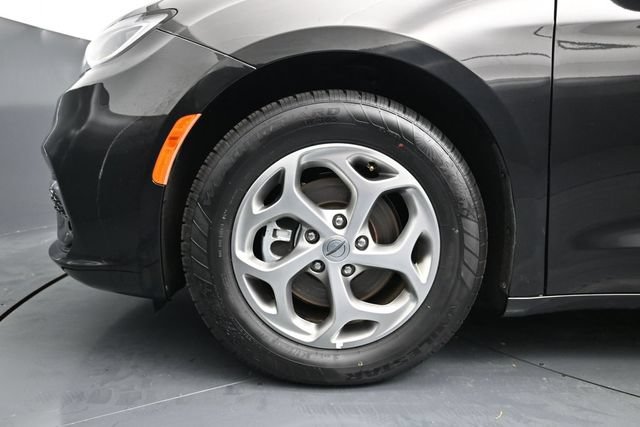 Certified 2024 Chrysler Pacifica Limited FWD image 17