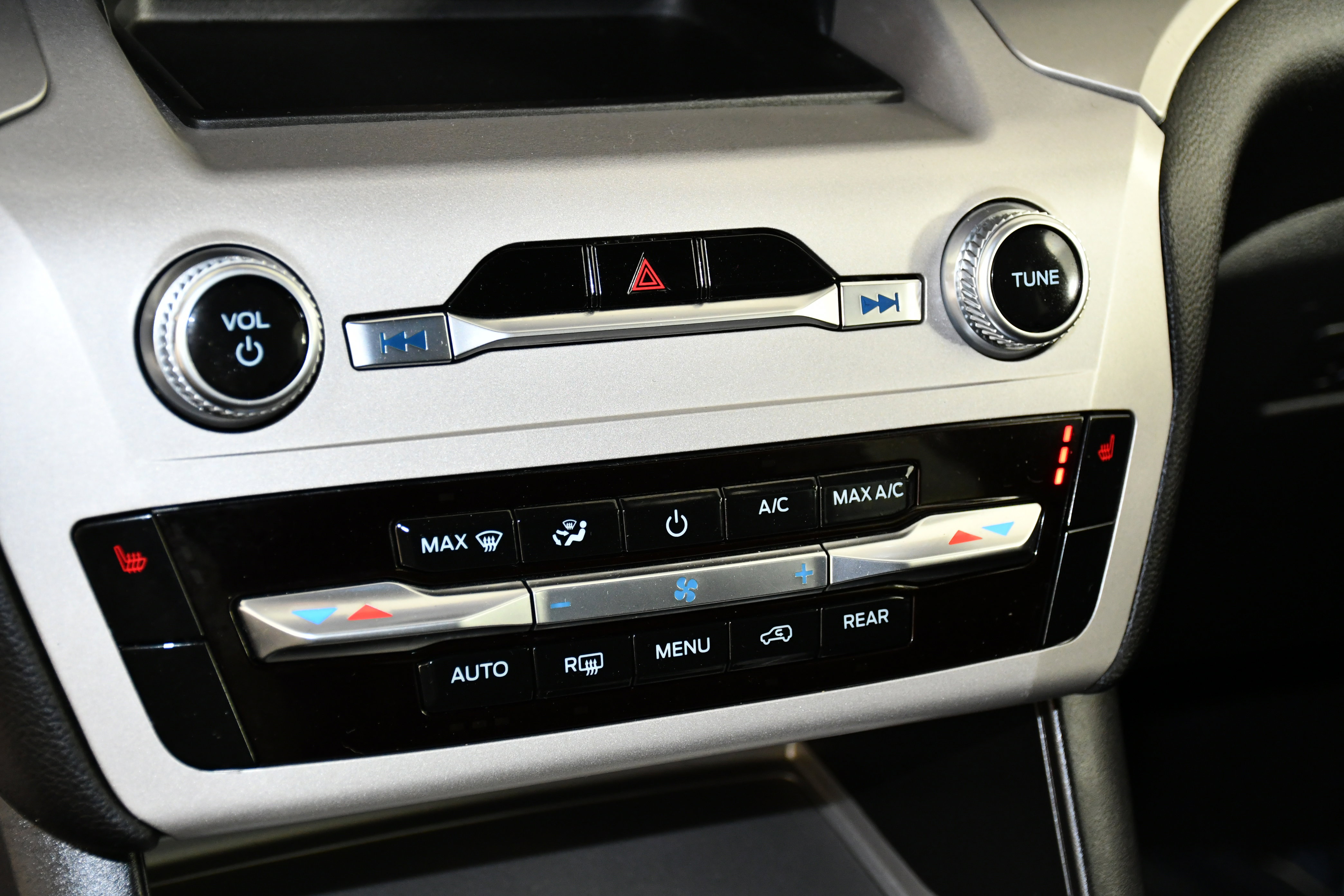 Used 2023 Ford Explorer XLT image 29