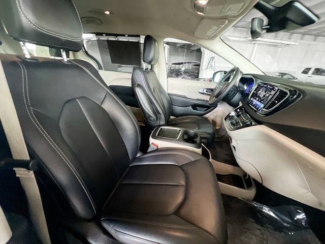 Used 2024 Chrysler Pacifica Touring-L FWD image 30