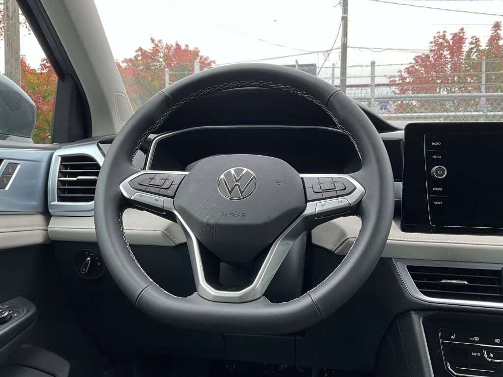 New 2025 Volkswagen Taos SE image 20