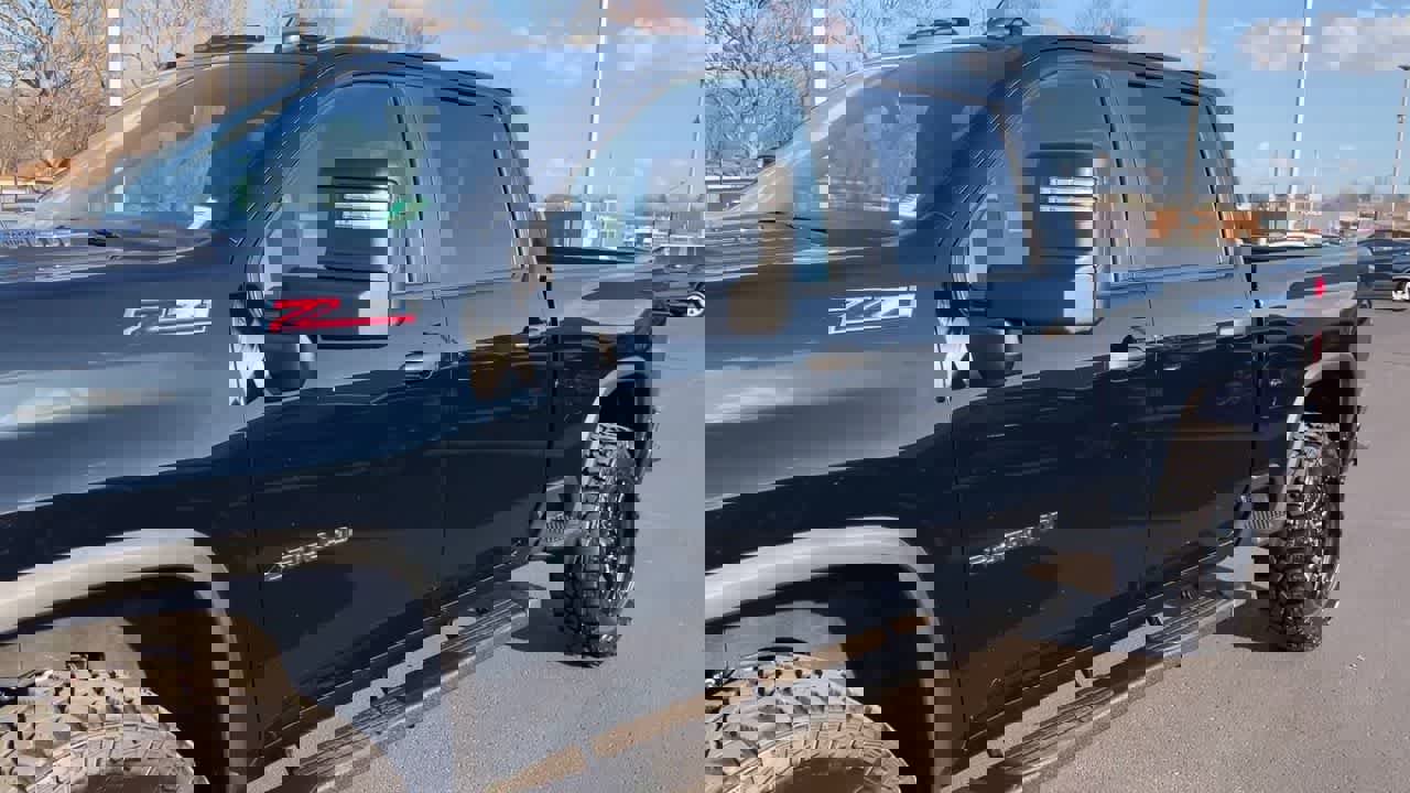 Used 2024 Chevrolet Silverado 2500 Custom w/ Custom Convenience Package image 4