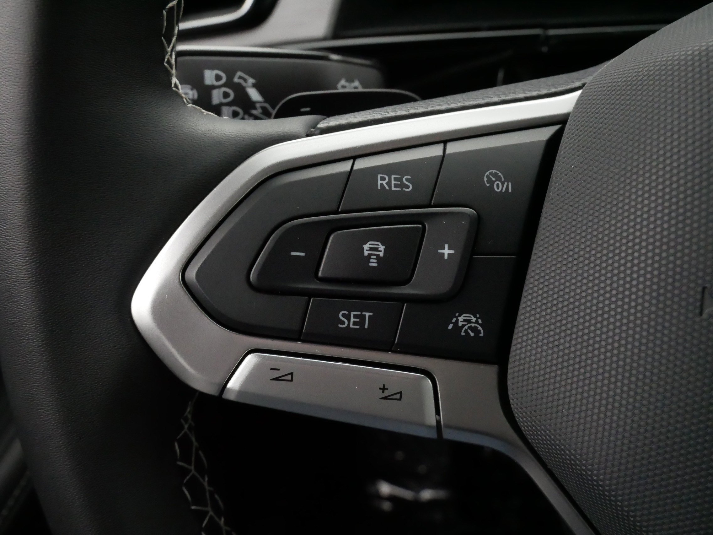 Used 2024 Volkswagen Atlas Cross Sport SE image 27