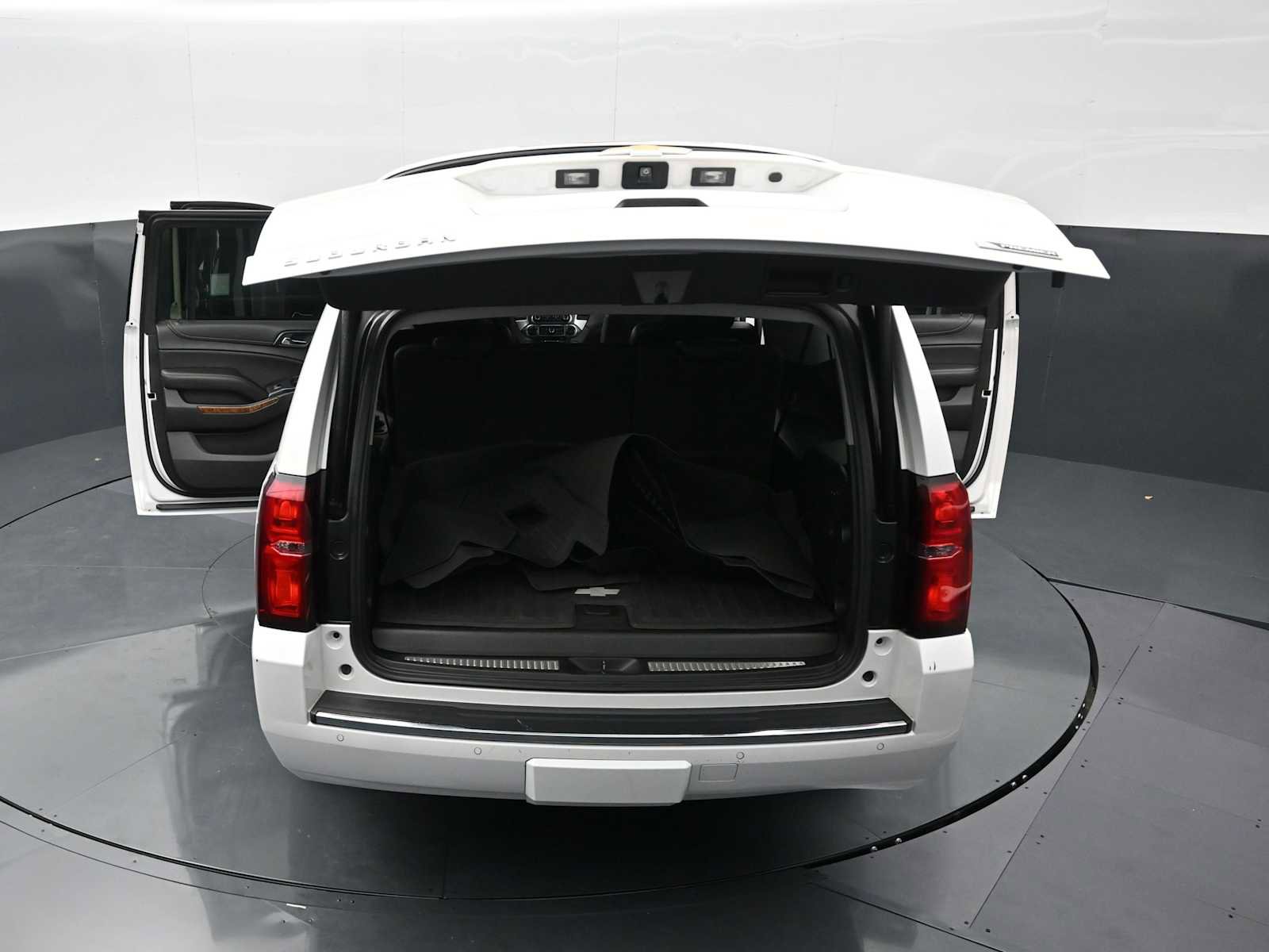 Used 2017 Chevrolet Suburban Premier AWD/4WD image 34