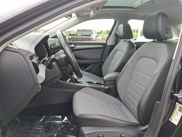 Used 2025 Volkswagen Jetta SE FWD image 13