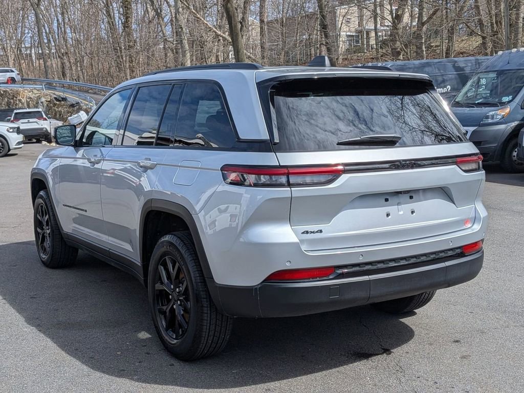 Used 2025 Jeep Grand Cherokee Altitude image 7