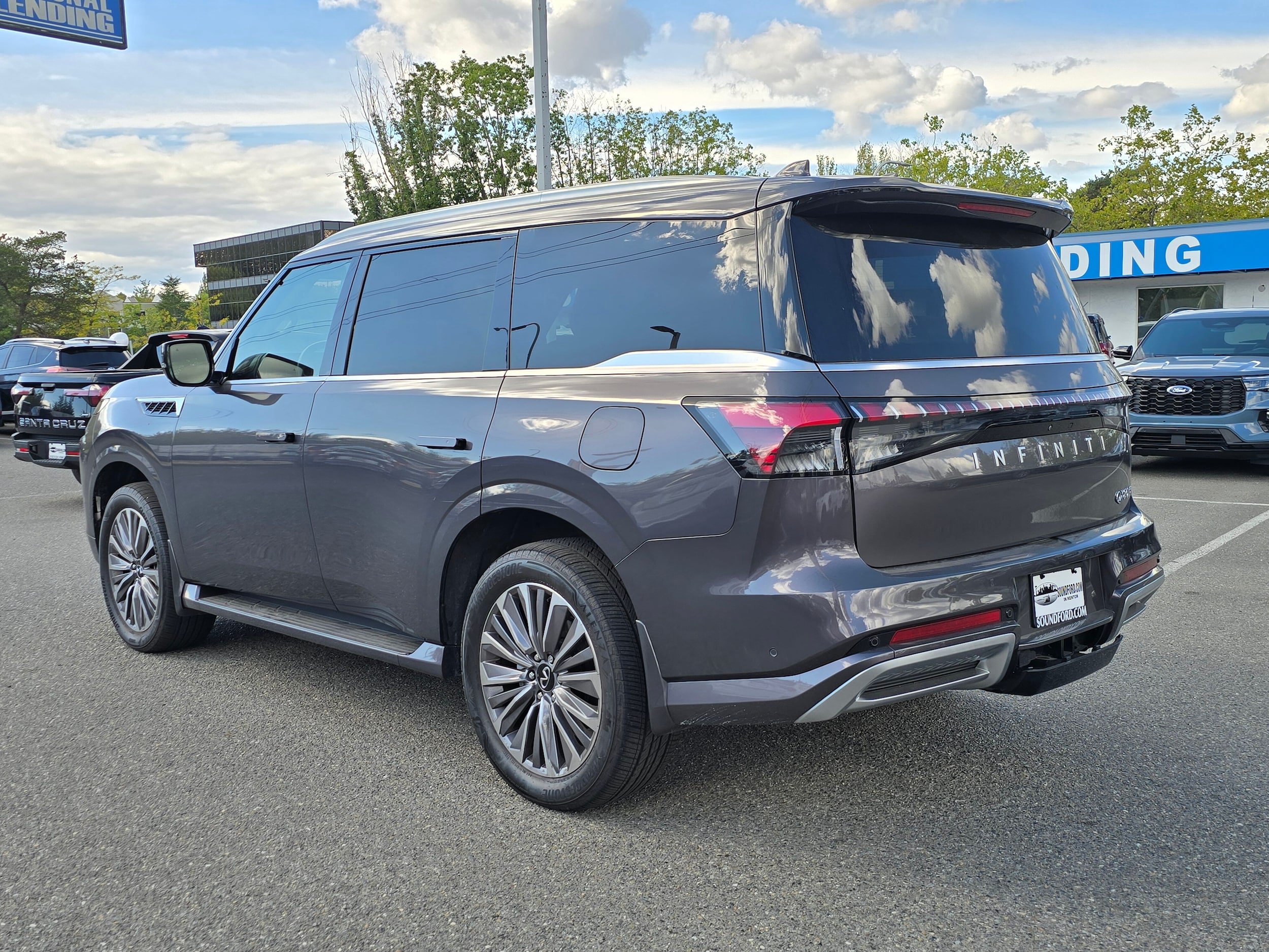 Used 2025 INFINITI QX80 Luxe AWD/4WD image 3