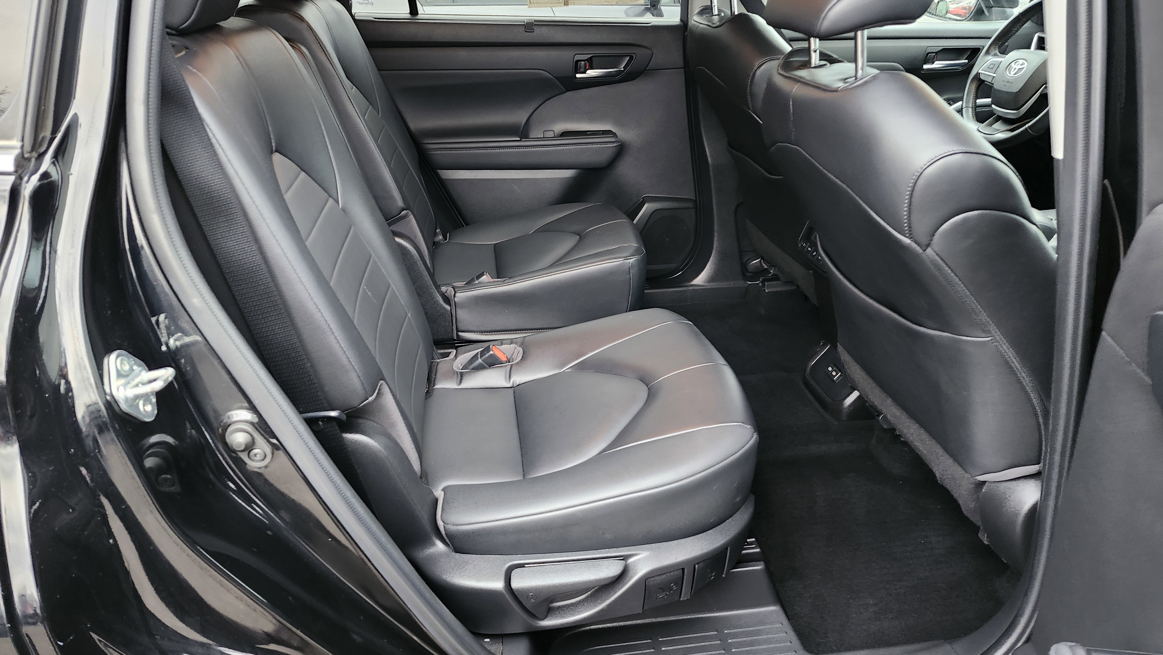 Used 2022 Toyota Highlander XLE image 22