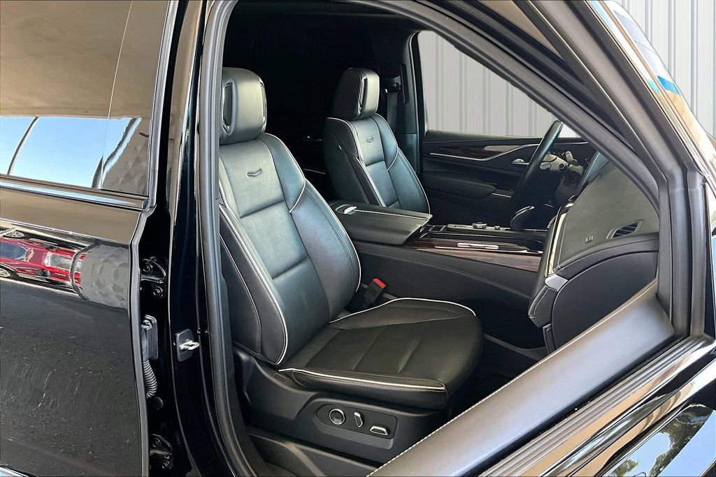 Used 2023 Cadillac Escalade Premium Luxury w/ Performance Package AWD/4WD image 17