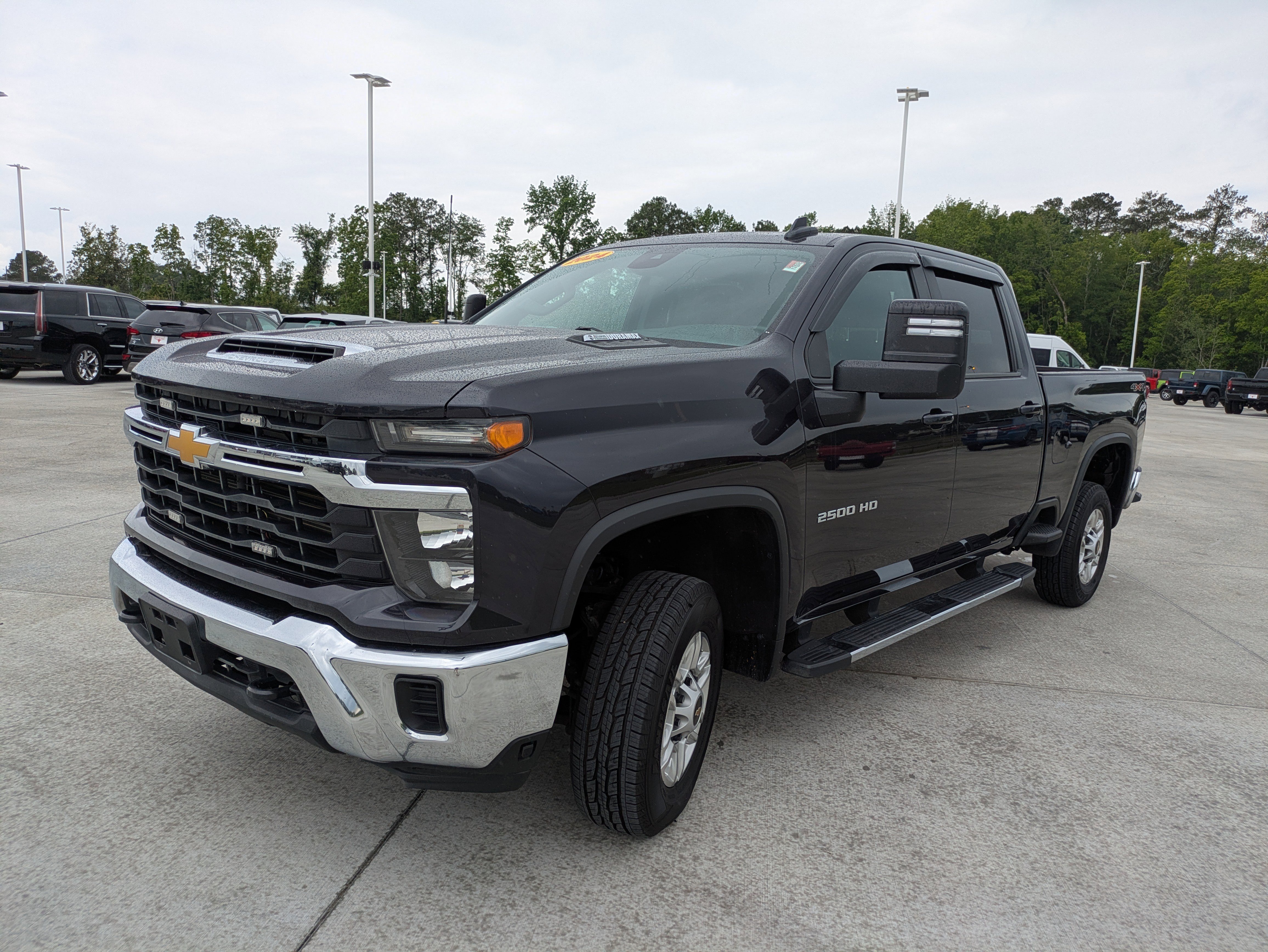 Used 2024 Chevrolet Silverado 2500 LT image 3