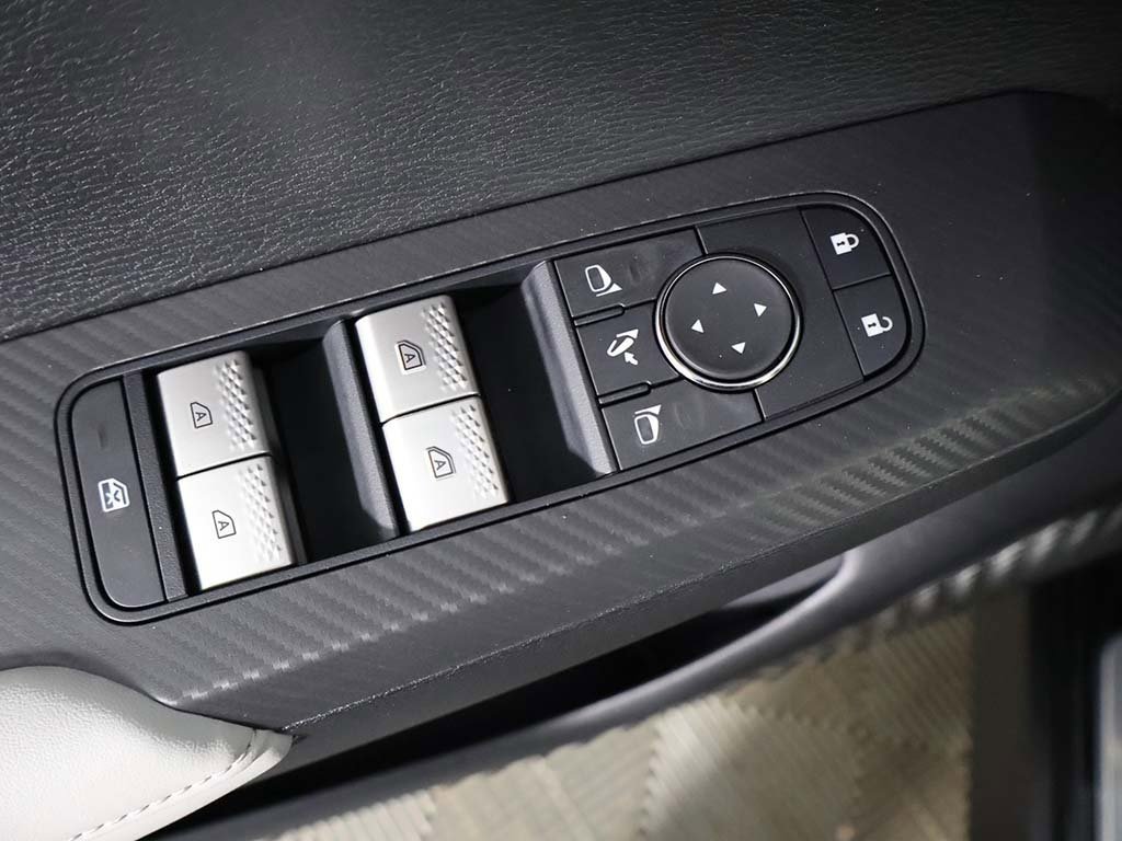 New 2025 Mitsubishi Outlander SE image 38