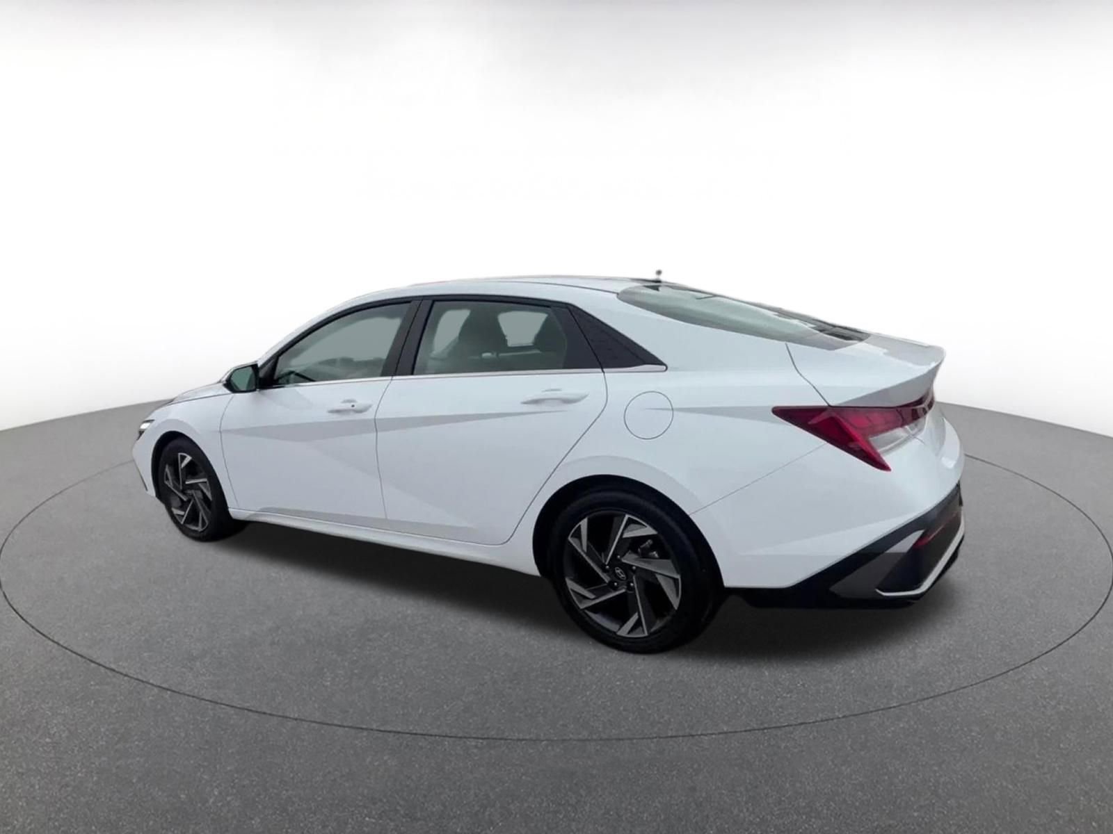 Used 2025 Hyundai Elantra SEL FWD image 10