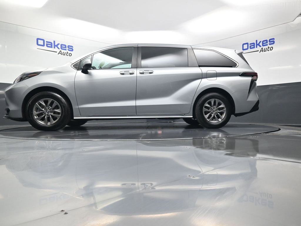 Used 2024 Toyota Sienna LE image 40