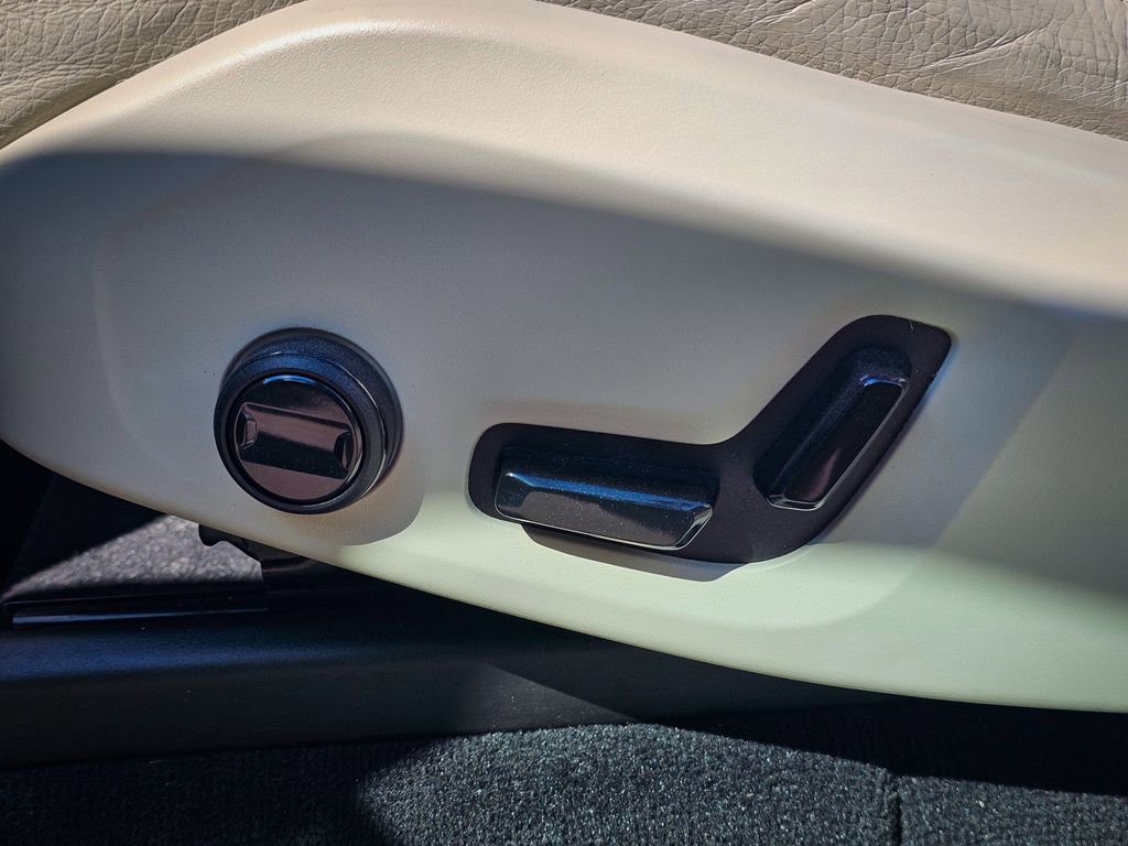 Used 2020 Volvo XC90 T6 Momentum w/ Protection Package Premier image 15