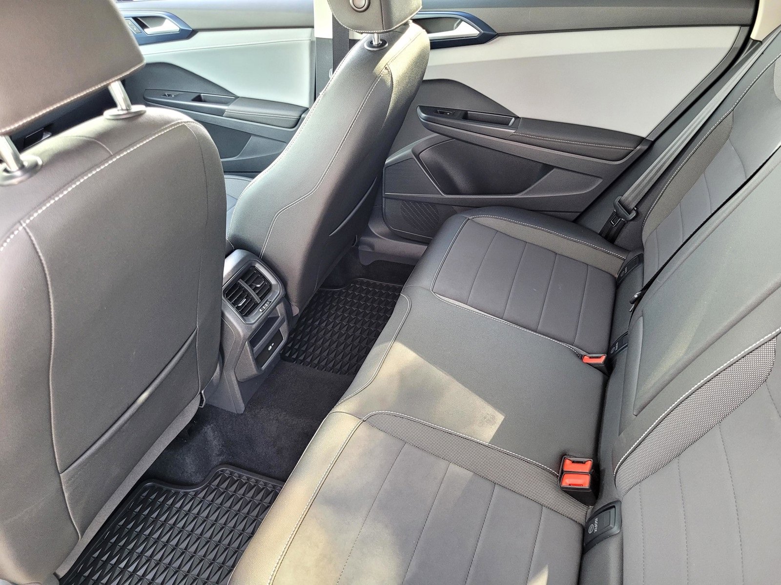 Used 2024 Volkswagen Taos SE w/ Panoramic Sunroof Package image 9