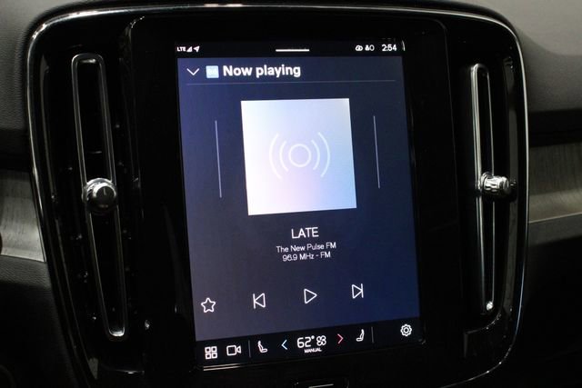 Used 2025 Volvo XC40 B5 Plus image 31