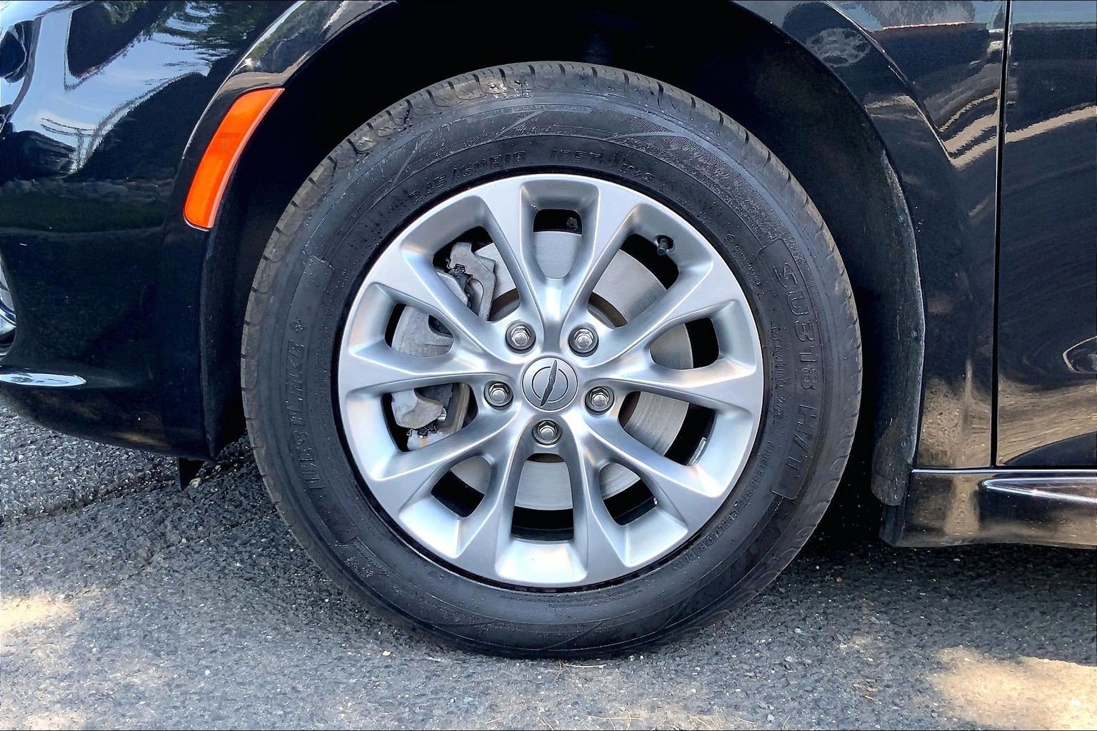 Certified 2023 Chrysler Pacifica Touring-L AWD/4WD image 8