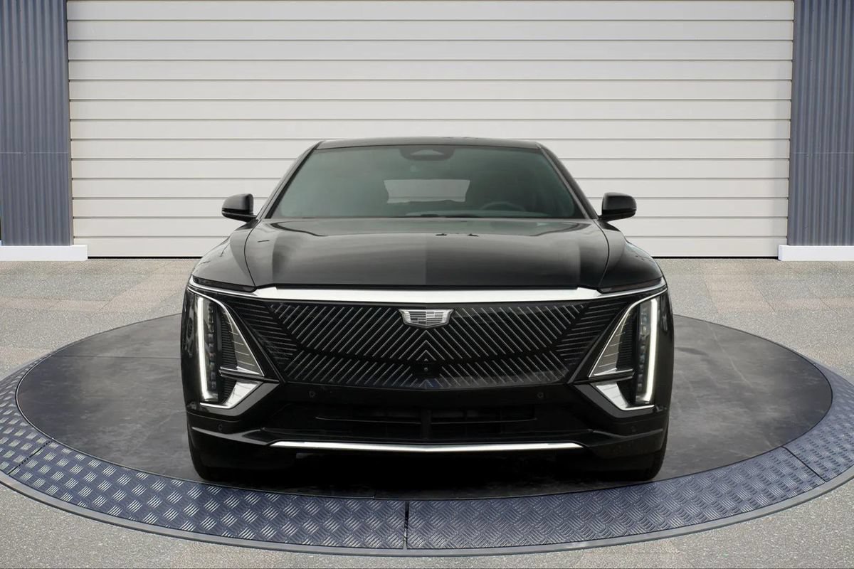 Used 2024 Cadillac Lyriq Luxury RWD image 2