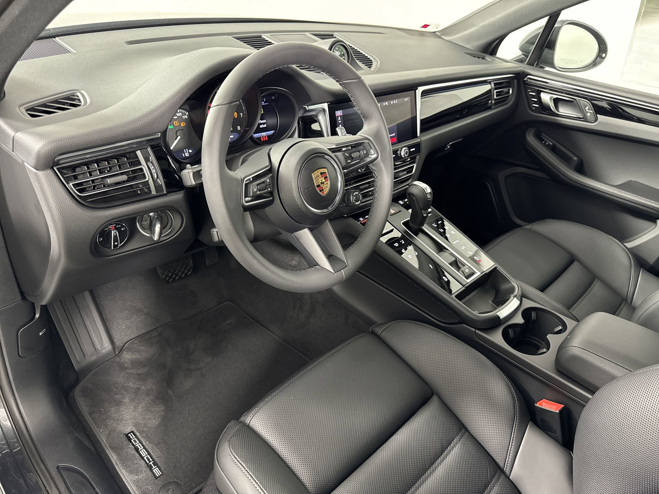 Certified 2025 Porsche Macan image 4