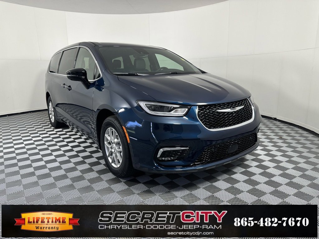 New 2025 Chrysler Pacifica Select