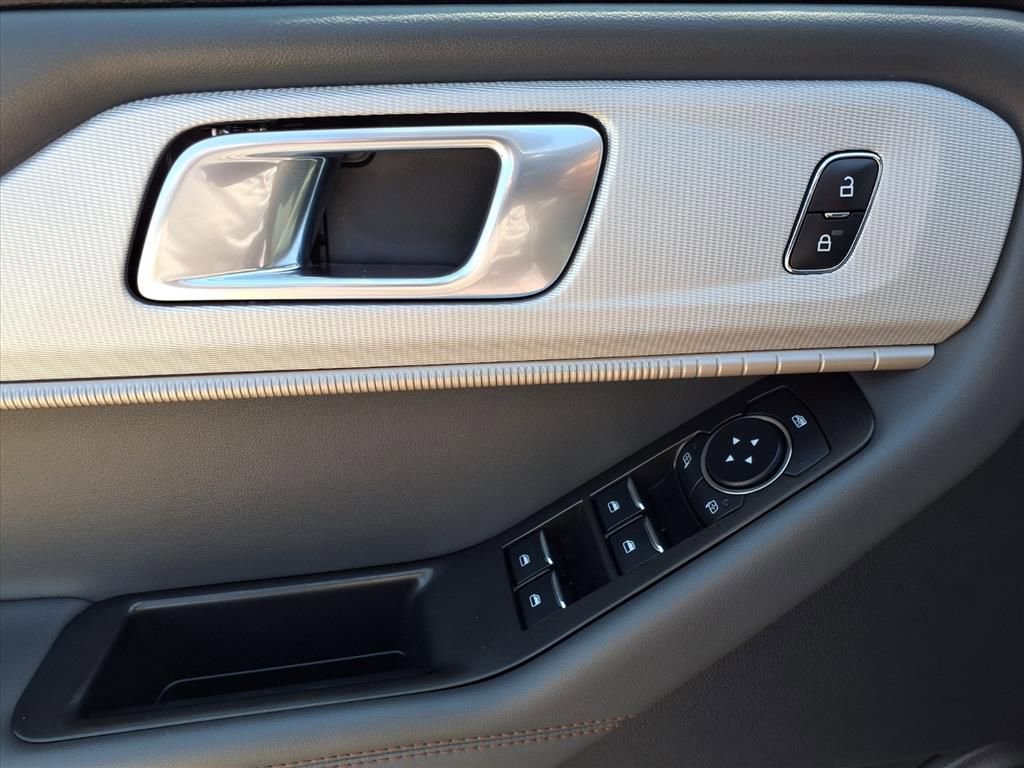 Used 2025 Ford Explorer Active RWD image 24