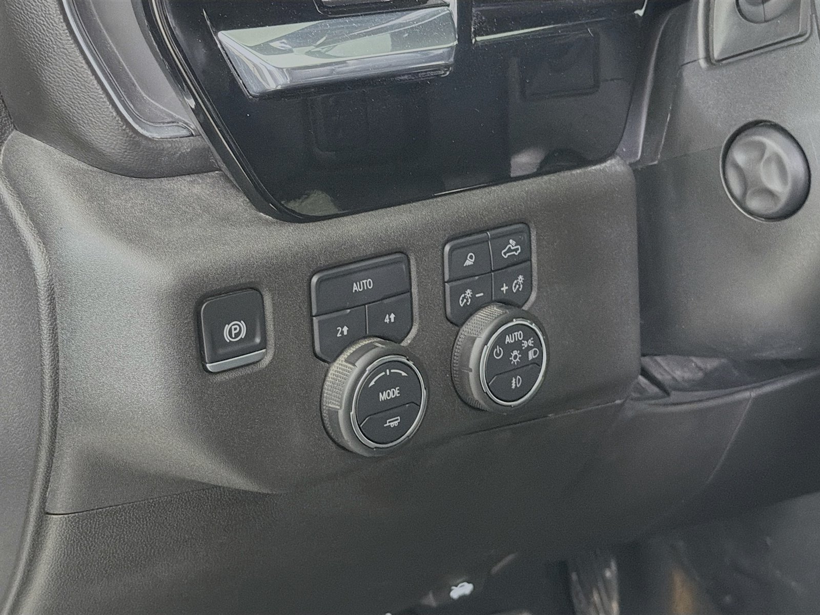 Used 2025 Chevrolet Silverado 1500 LTZ AWD/4WD image 12