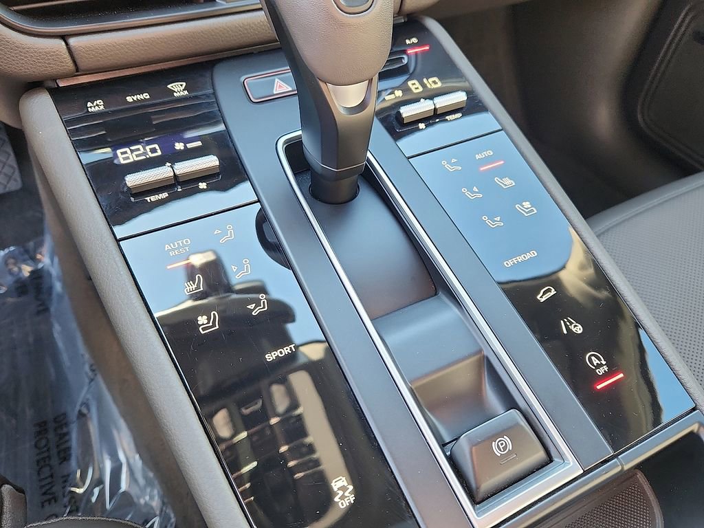 Certified 2025 Porsche Macan image 14