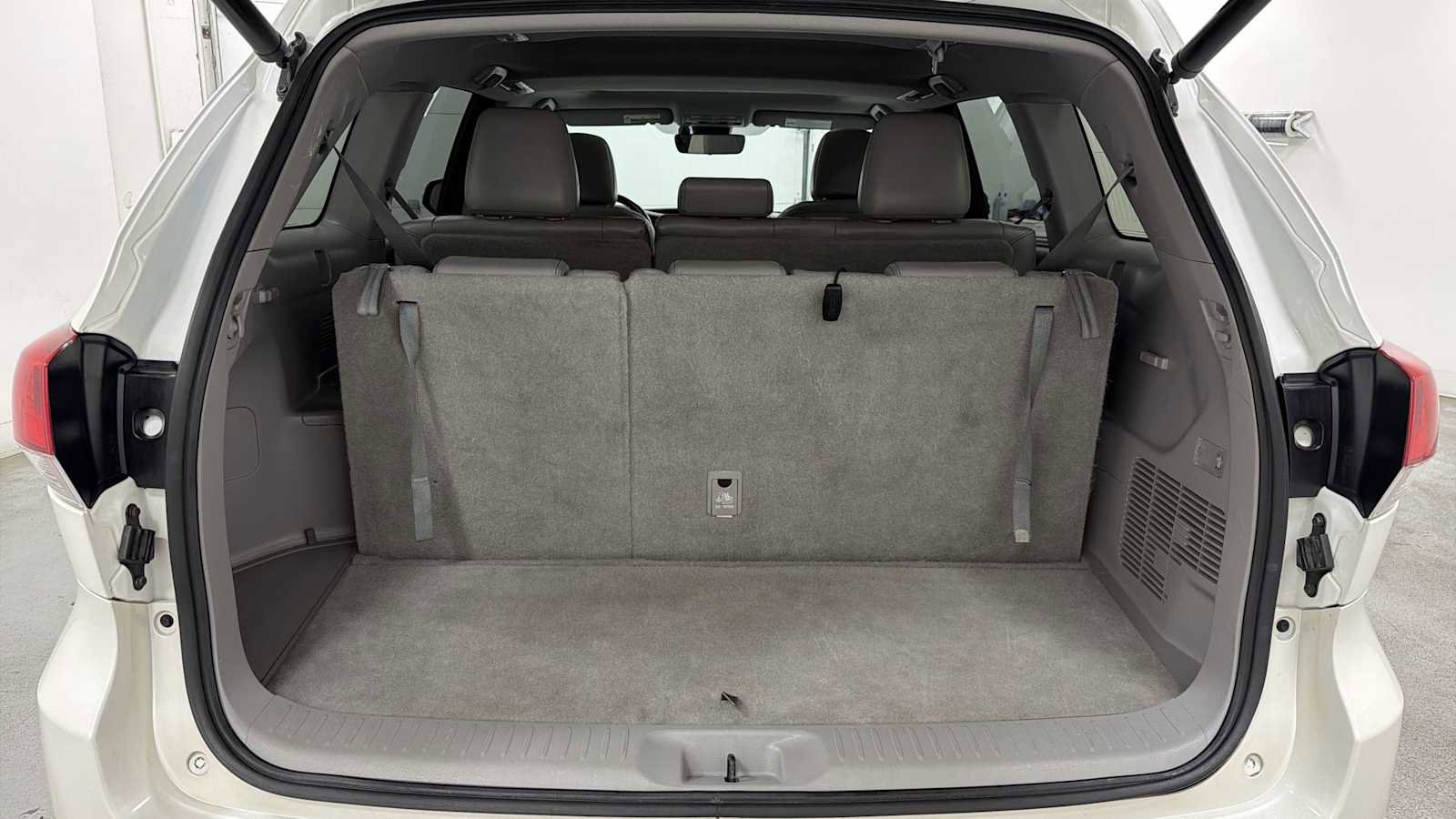 Certified 2017 Toyota Highlander XLE AWD/4WD image 28