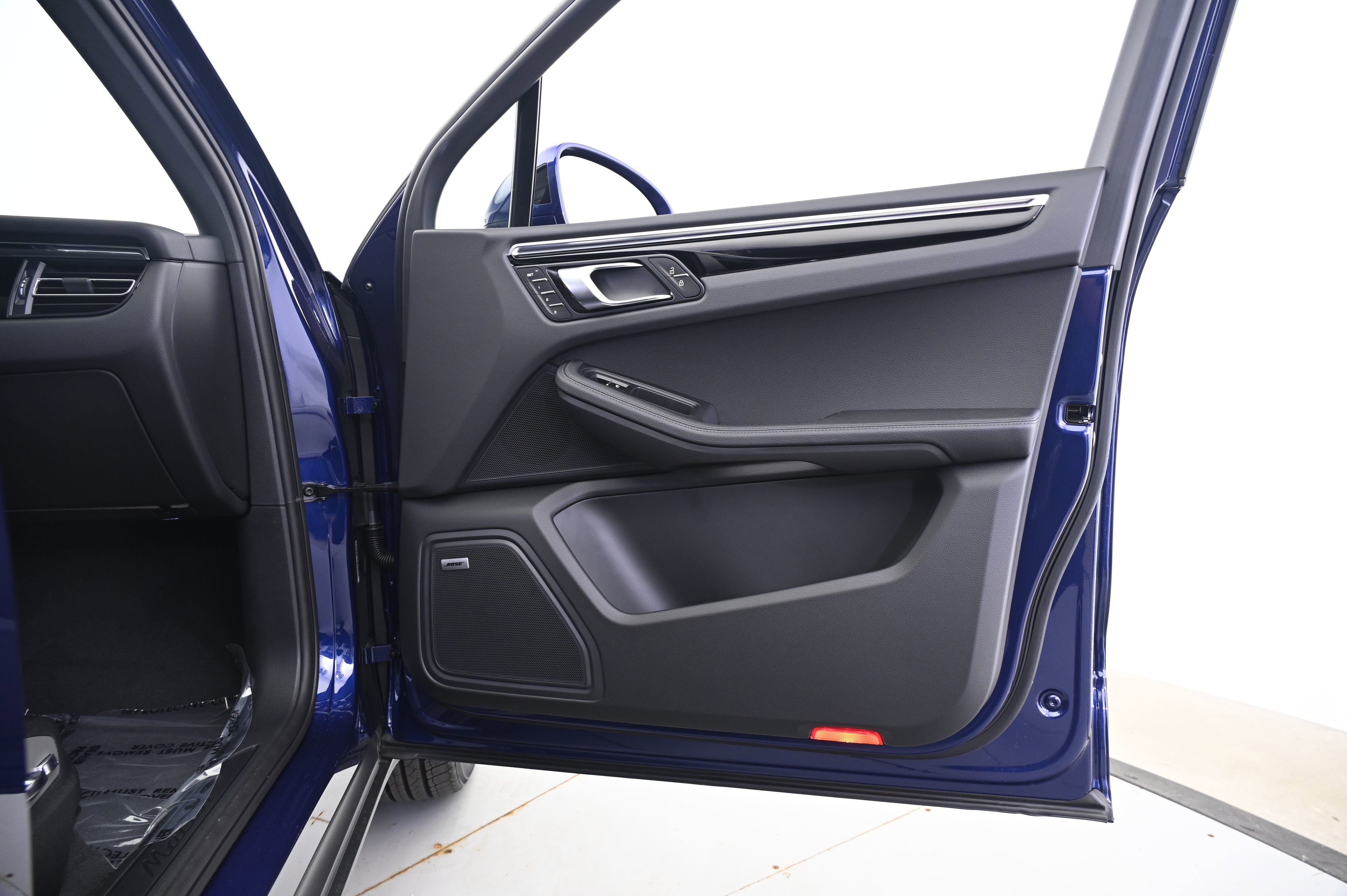 Certified 2025 Porsche Macan image 20
