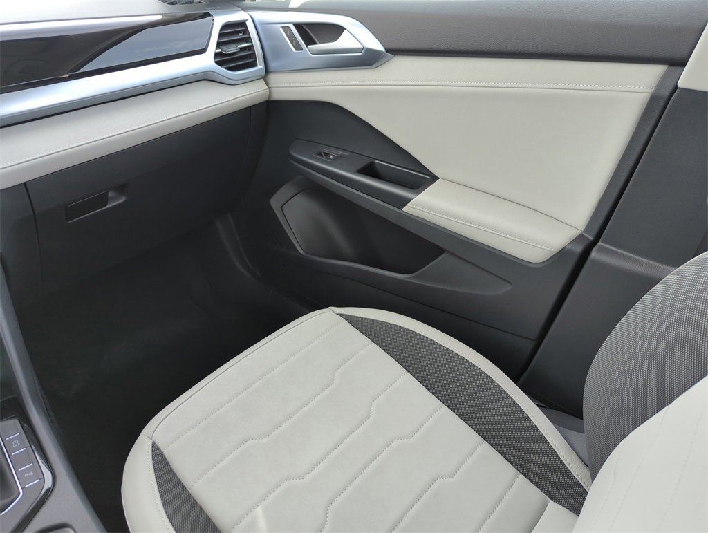New 2025 Volkswagen Taos SE image 23